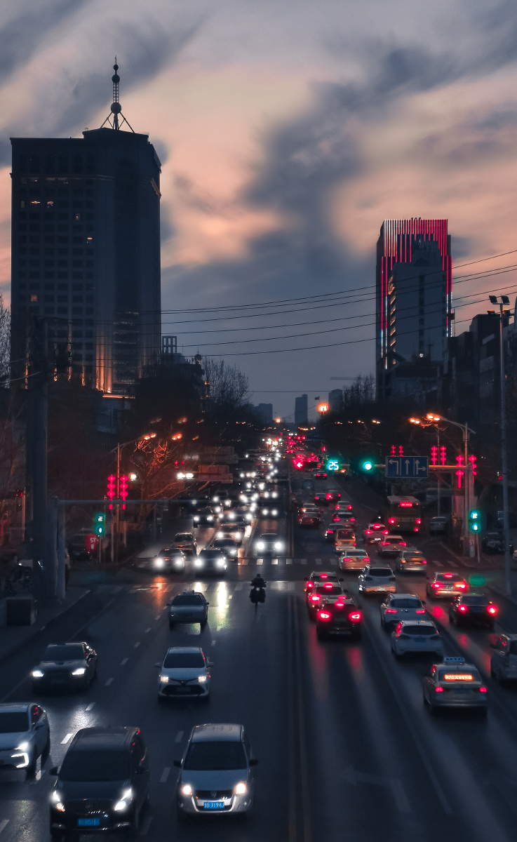 夜幕下的城市街道