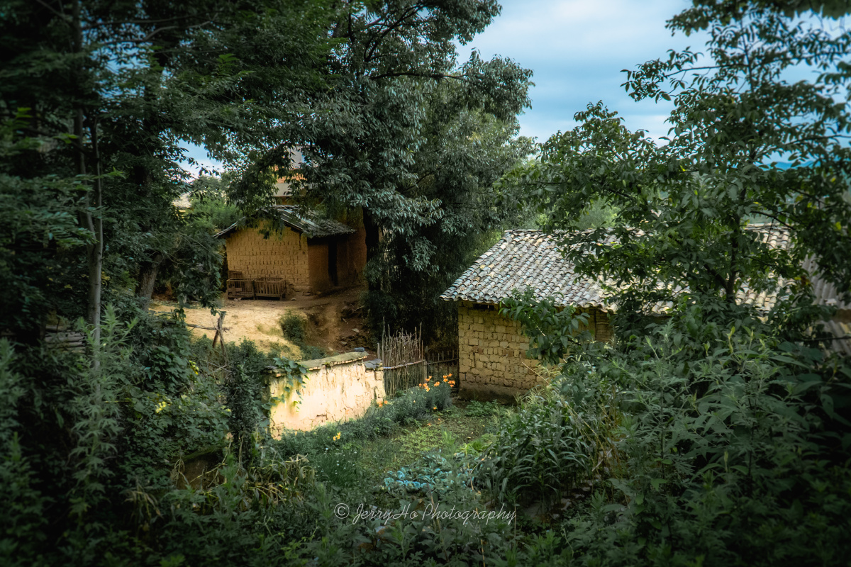 这是云南一个偏僻的小山村因村民陆续在地势较低平的地方新盖了住宅