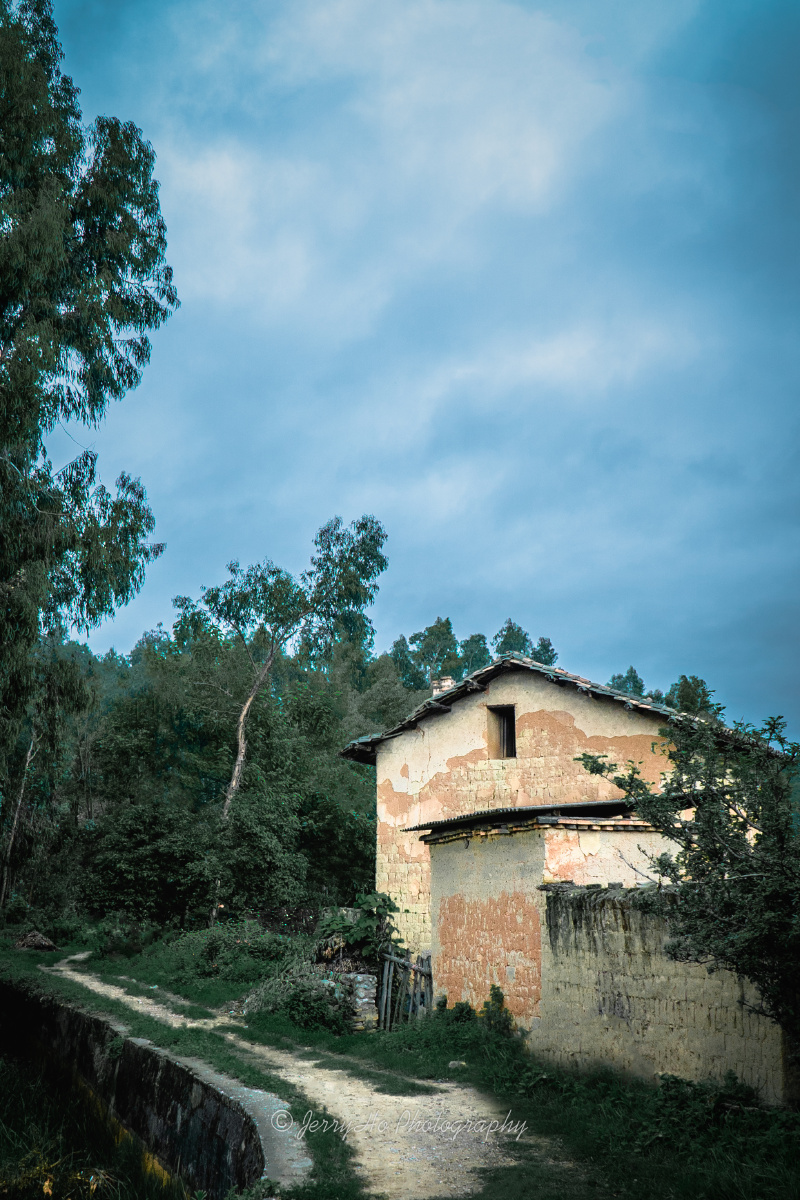 这是云南一个偏僻的小山村因村民陆续在地势较低平的地方新盖了住宅
