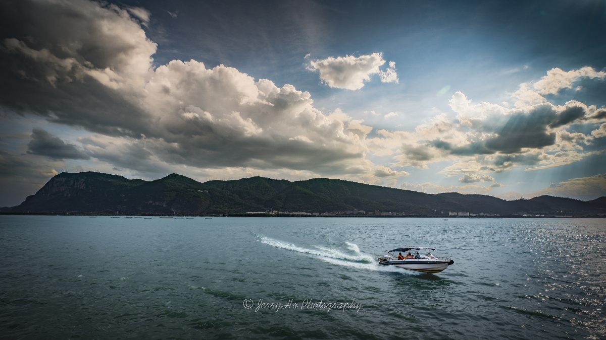 湖中疾驰的快艇历经二十多年的时光和数百亿资金的投入滇池终于显露了