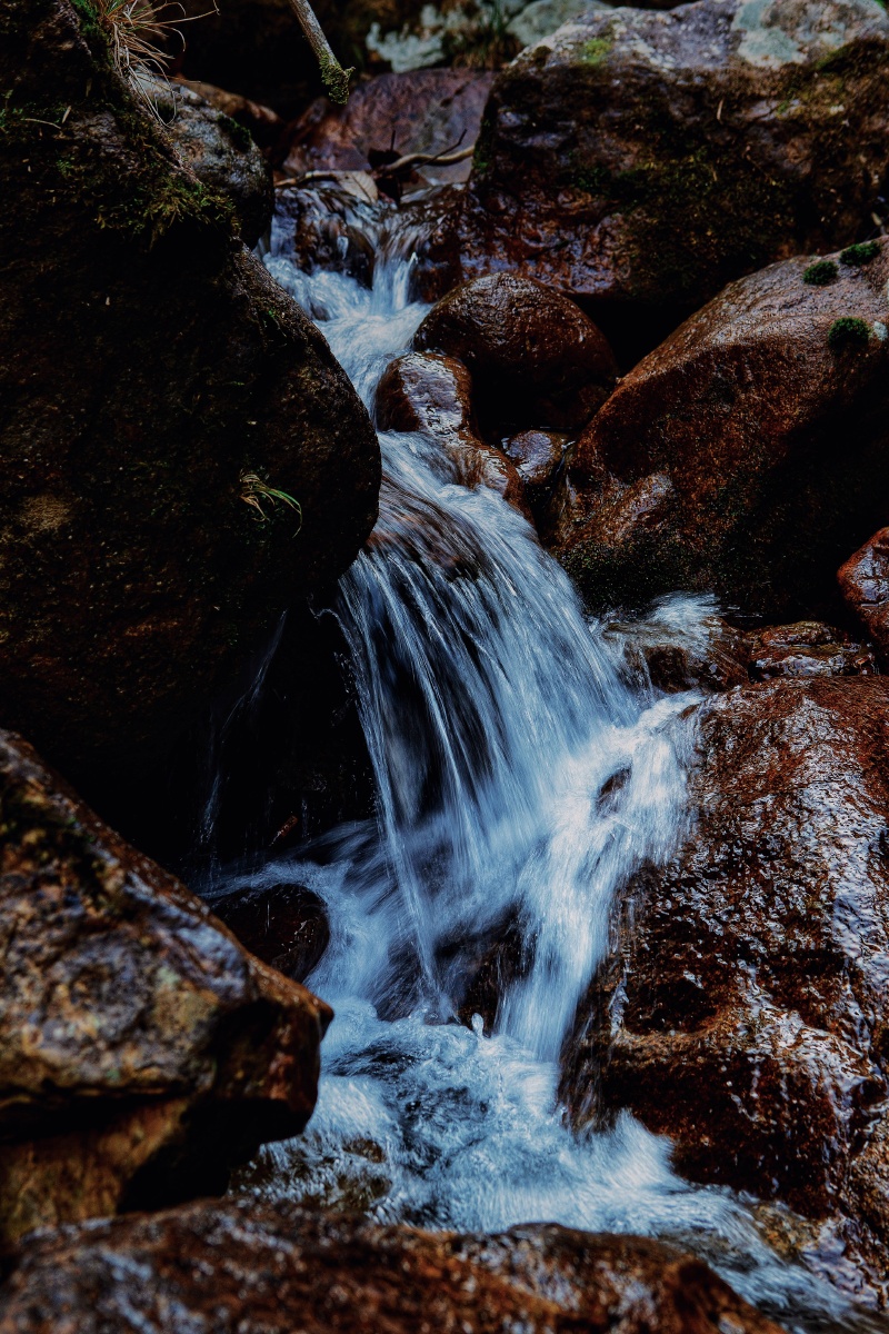 浙江·丽水山脊细长的小溪流.