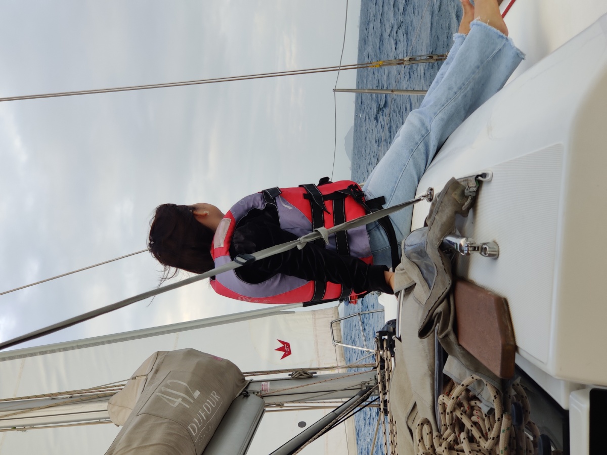 她坐在船上看风景