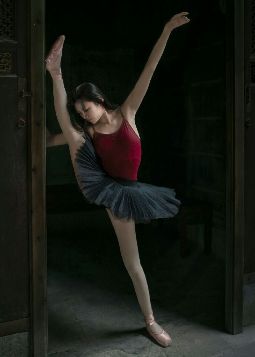 芭蕾,一举一动,每个舞姿造型,每个动作的过程都要美.