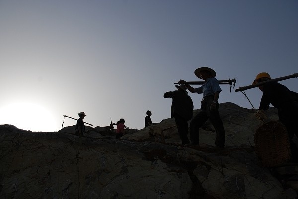 收工了,山顶的工人