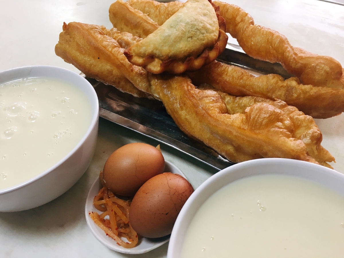 徐州的早餐太让人怀念sha汤配煎包鸡蛋饼配稀饭热粥配油条糖糕油茶