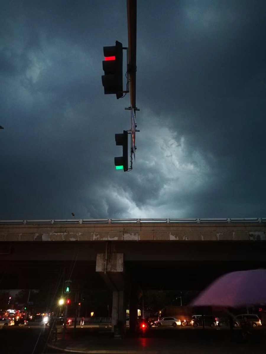 顷刻间乌云密布电闪雷鸣雷鸣过后一片死寂忽然一道金光直冲斗牛俄尔