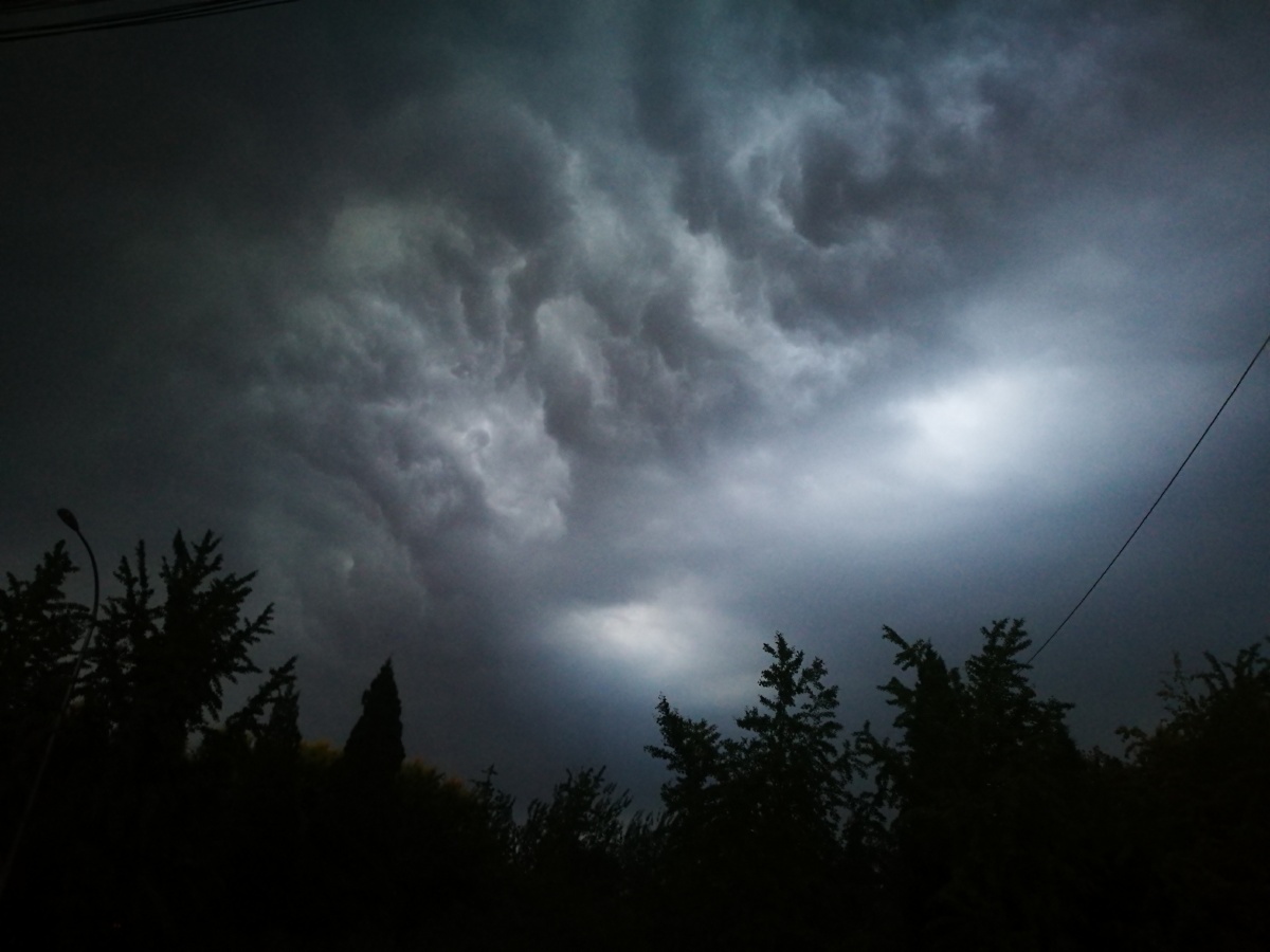 顷刻间乌云密布电闪雷鸣雷鸣过后一片死寂忽然一道金光直冲斗牛俄尔