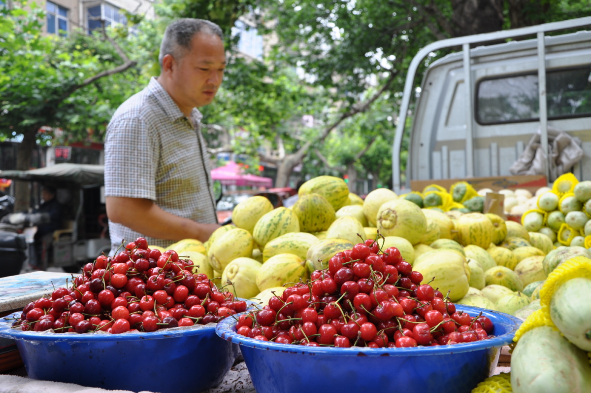 初夏街头的摊贩