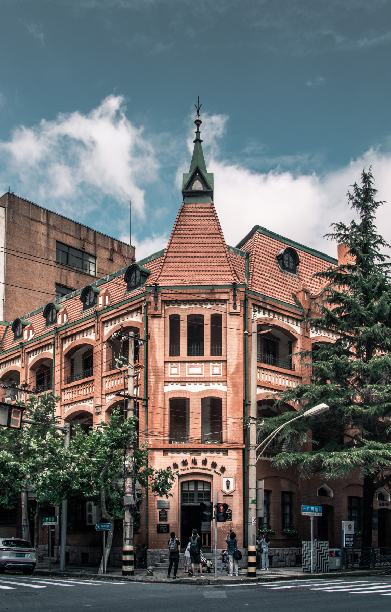 海湾做衬托,高楼很显高,城市的规划者很会讨巧,把现代建筑集中在海岸