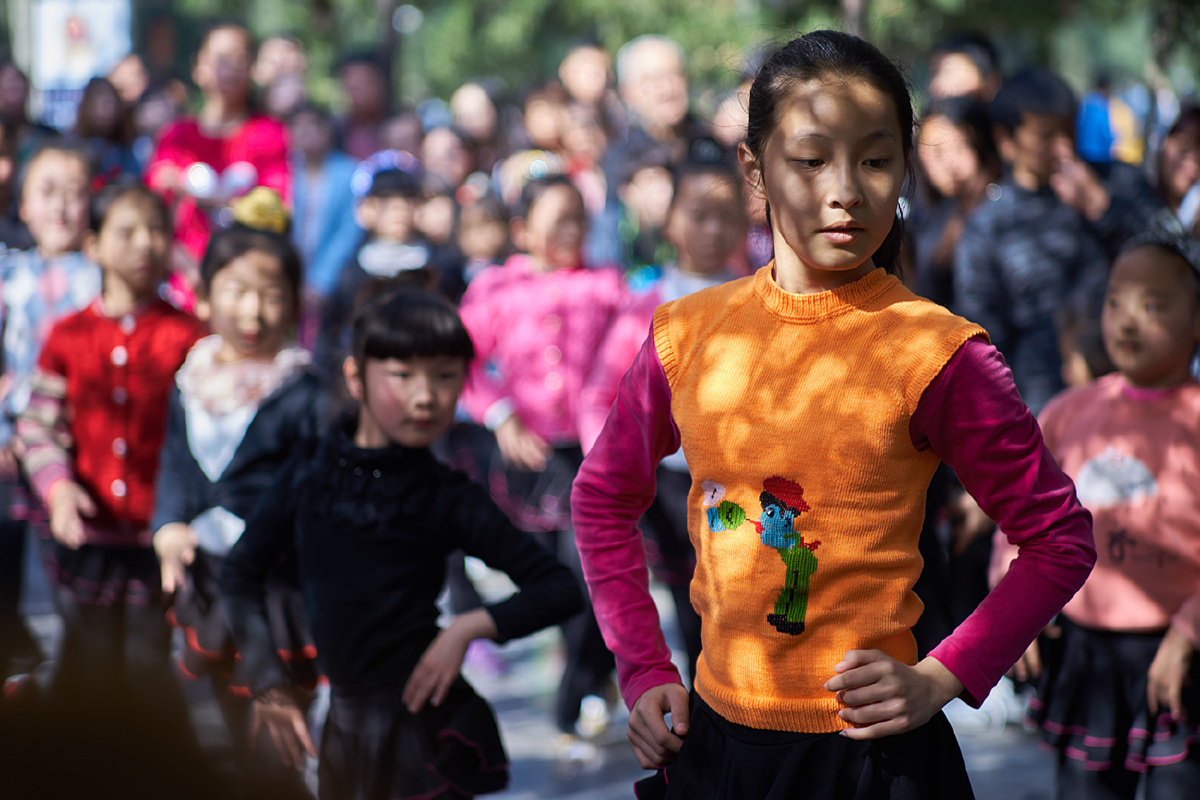 一队小女孩在认真的跳着拉丁舞,前面的姐姐在给她们领头