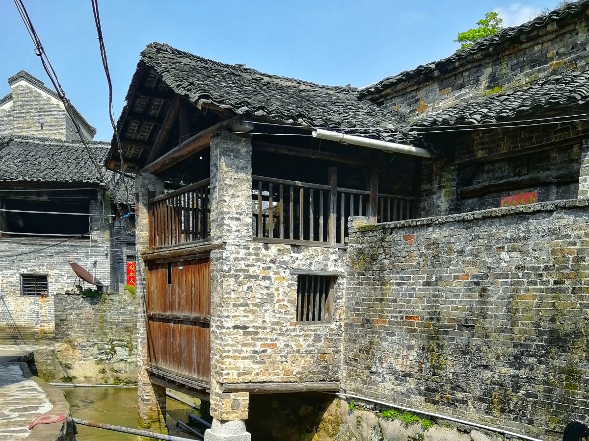 李屋村连州是广东省历史文化名城,当地人文底蕴深厚,历史文化遗址众多