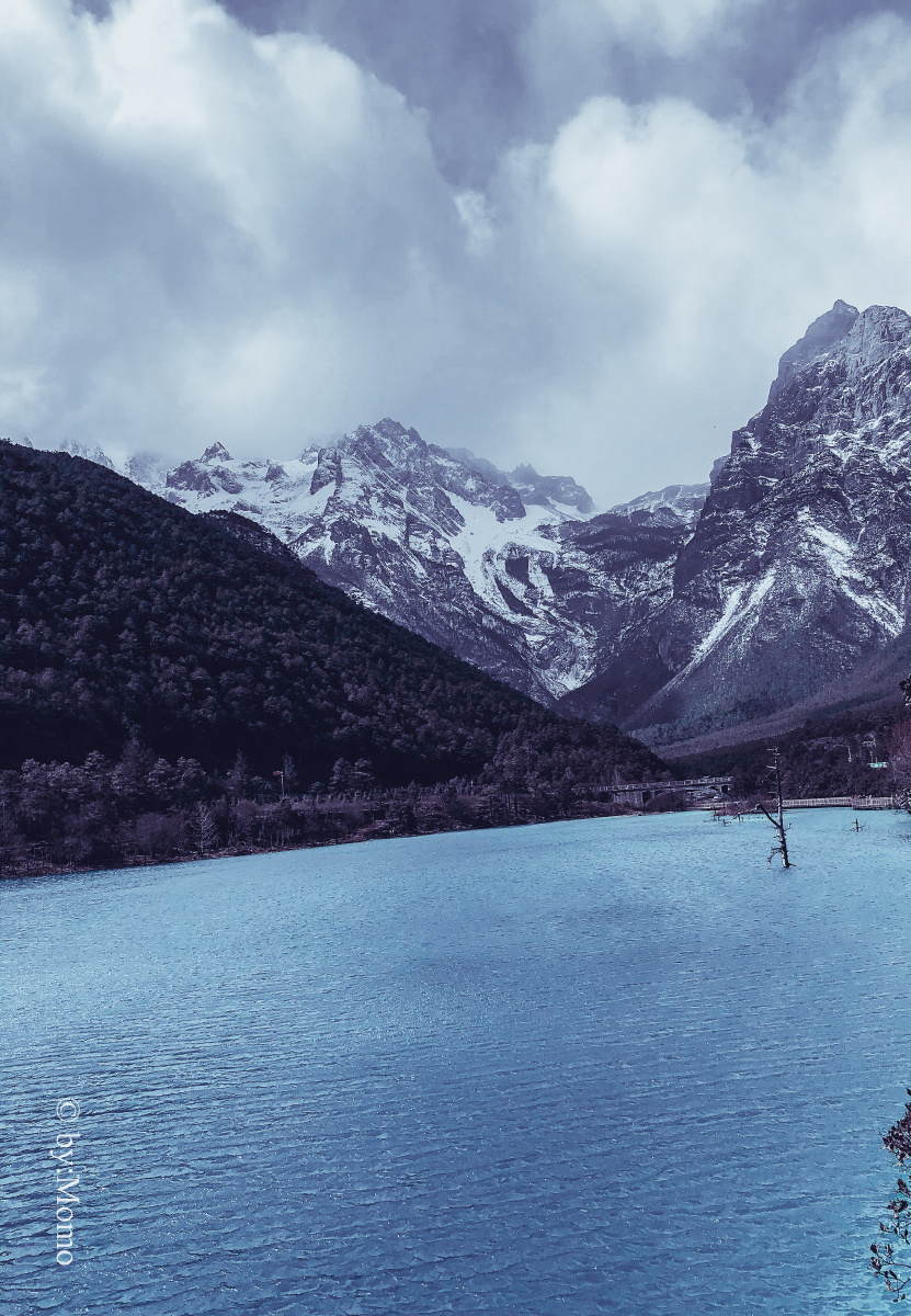 天青色,远处的雪山依稀可见!