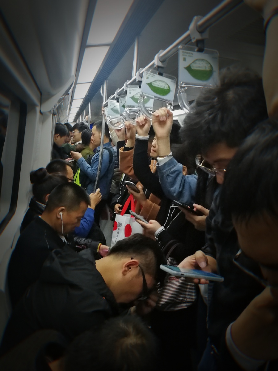 下班高峰期的北京地铁