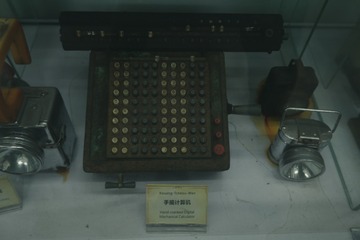 1800438