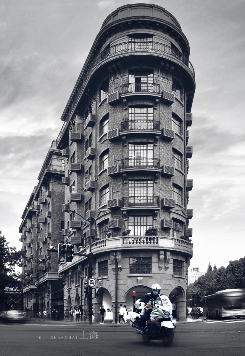 武康大楼,位于淮海路和武康路的交界处,是武康路标志性建筑.