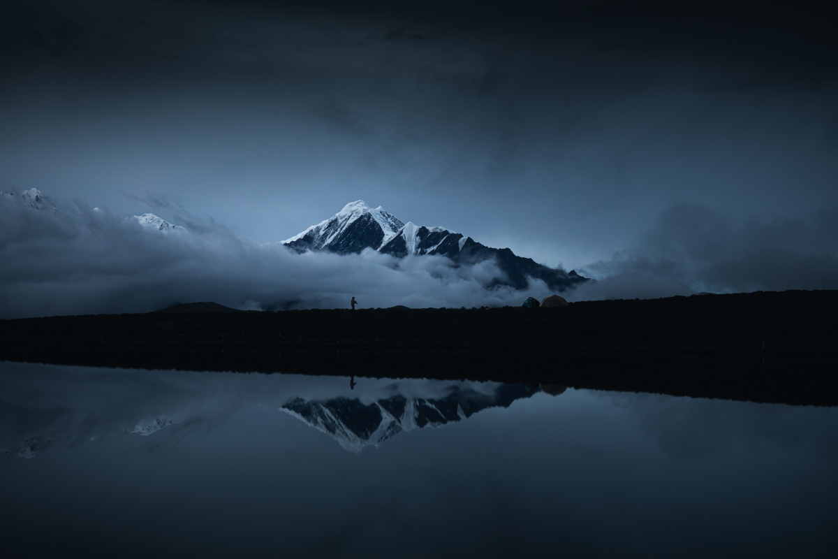暗调雪山倒影