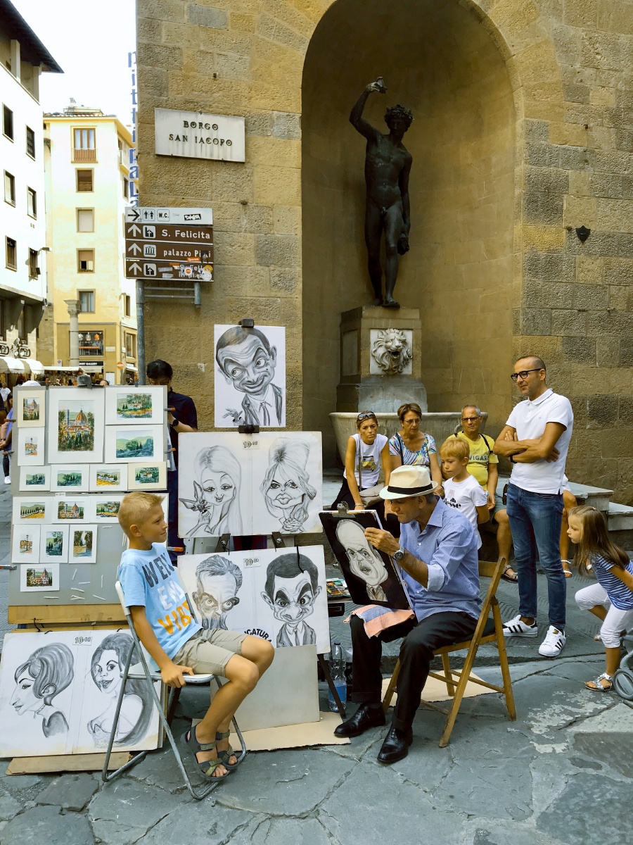弗洛伦萨街头广场摆摊的画家