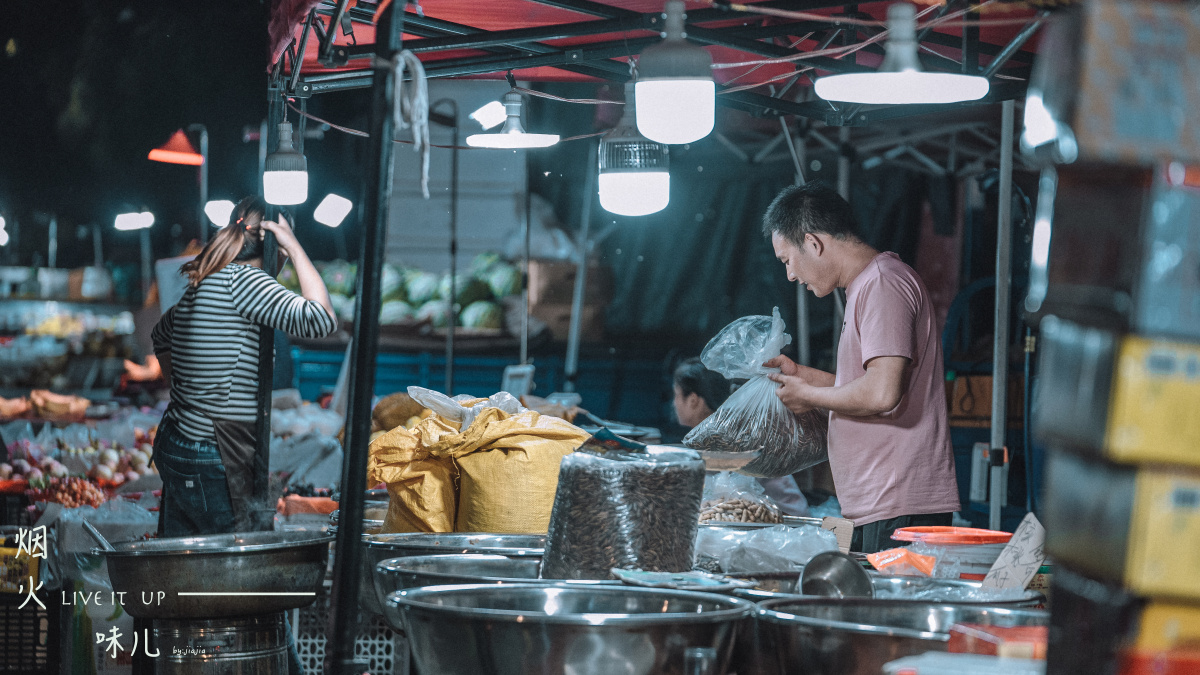 到了夏日,夜市的繁华成都可以淋漓尽致得体现出老百姓的生活幸福程度