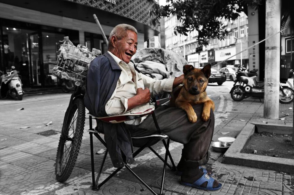    熙熙攘攘的街道中，面容沧桑的拾荒老人宠溺地看着他的伴侣，笑容和善静谧。希望不论生活如何待他，他都能安详过活。