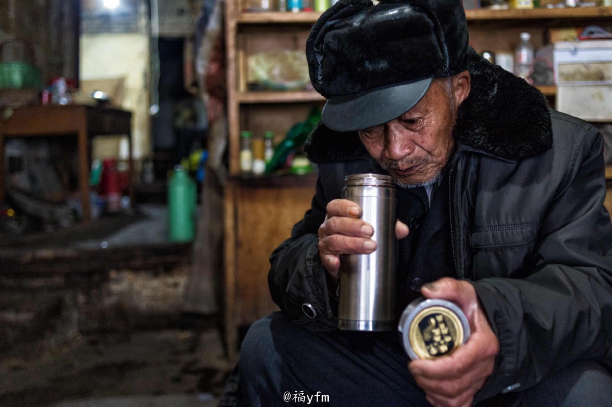 喝茶的老人