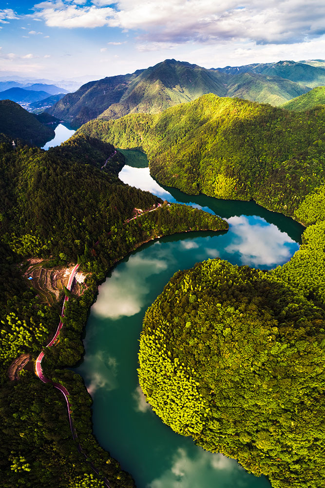 一江碧水两岸青山