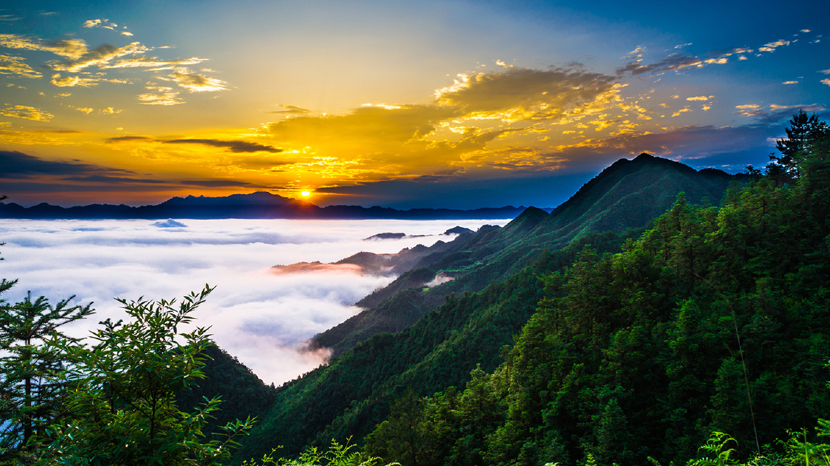 冉冉朝阳红似火,茫茫云海白如棉,巍巍群山含碧玉,灿灿彩霞映满天.