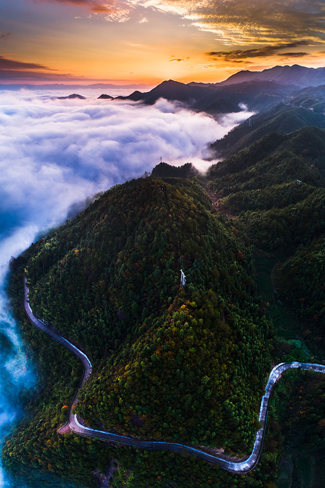 山巅霞光映云海