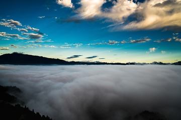山高云涌