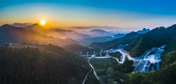 高铁工地迎朝阳