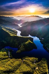 山映斜阳天接水