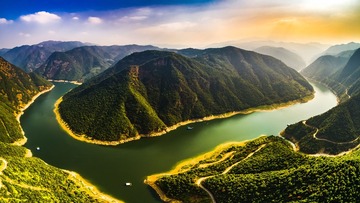 一江碧水绕青山