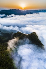 高山云涌