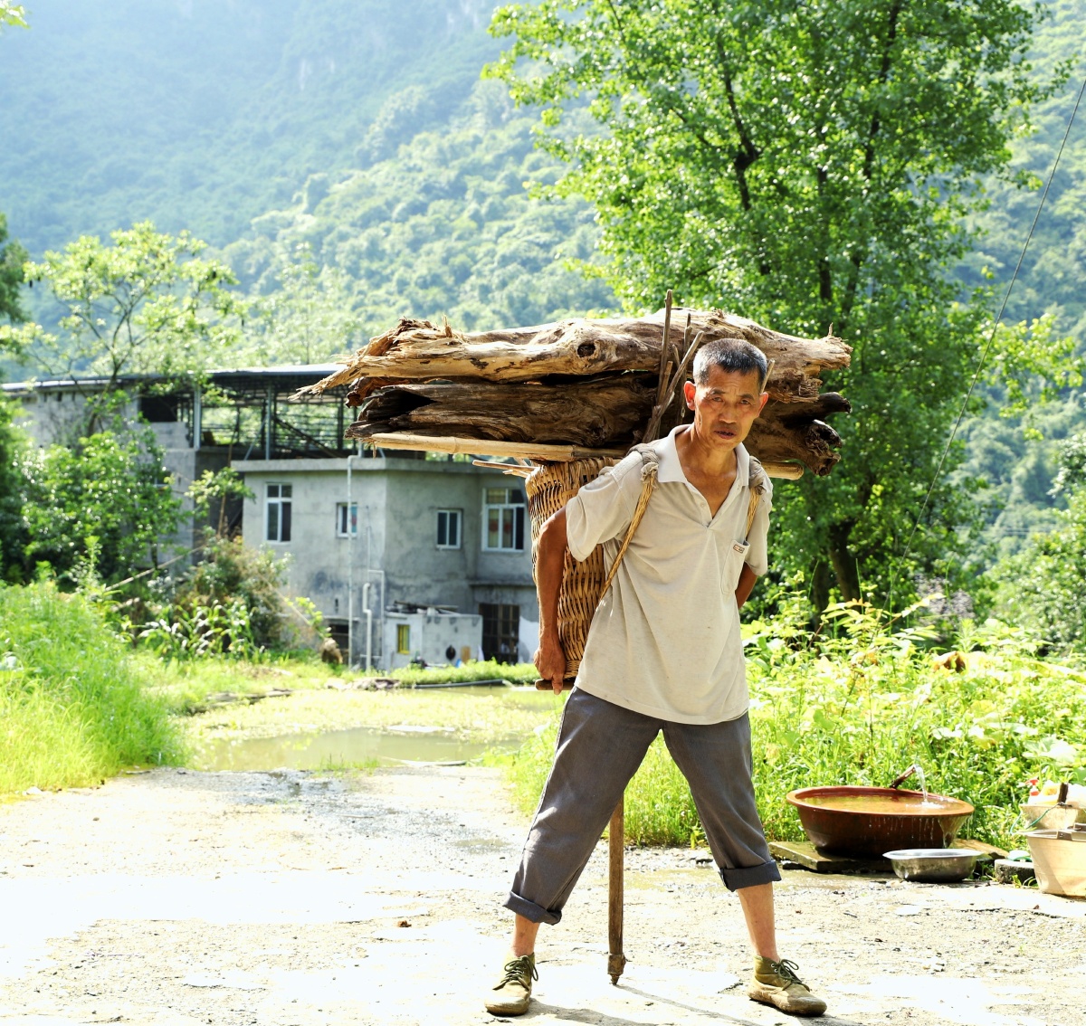 背篓和打杵哪门搞起一个顶来一个立总是很默契背篓和打杵搞到起天和地