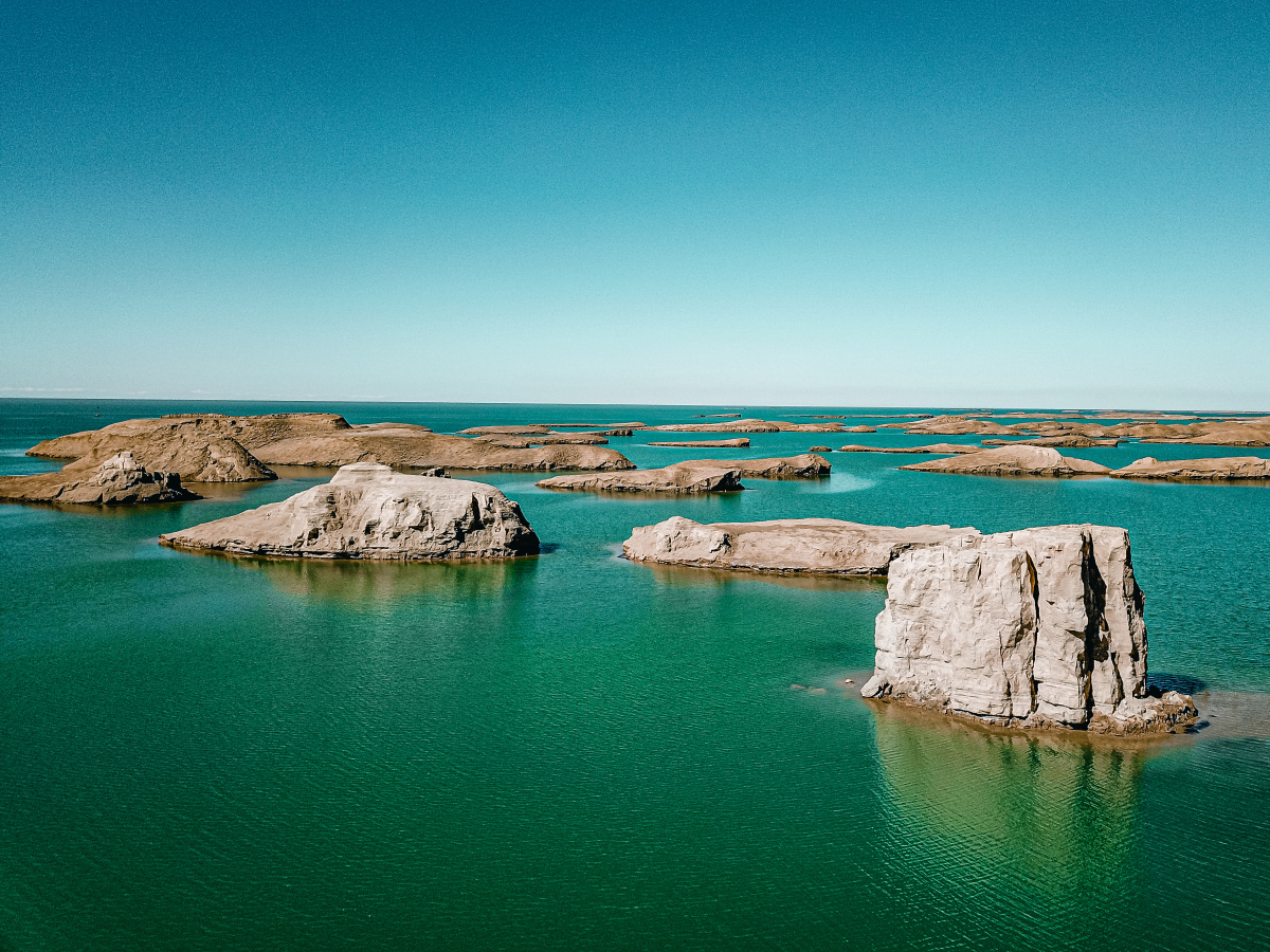 航拍世界上唯一的水上雅丹