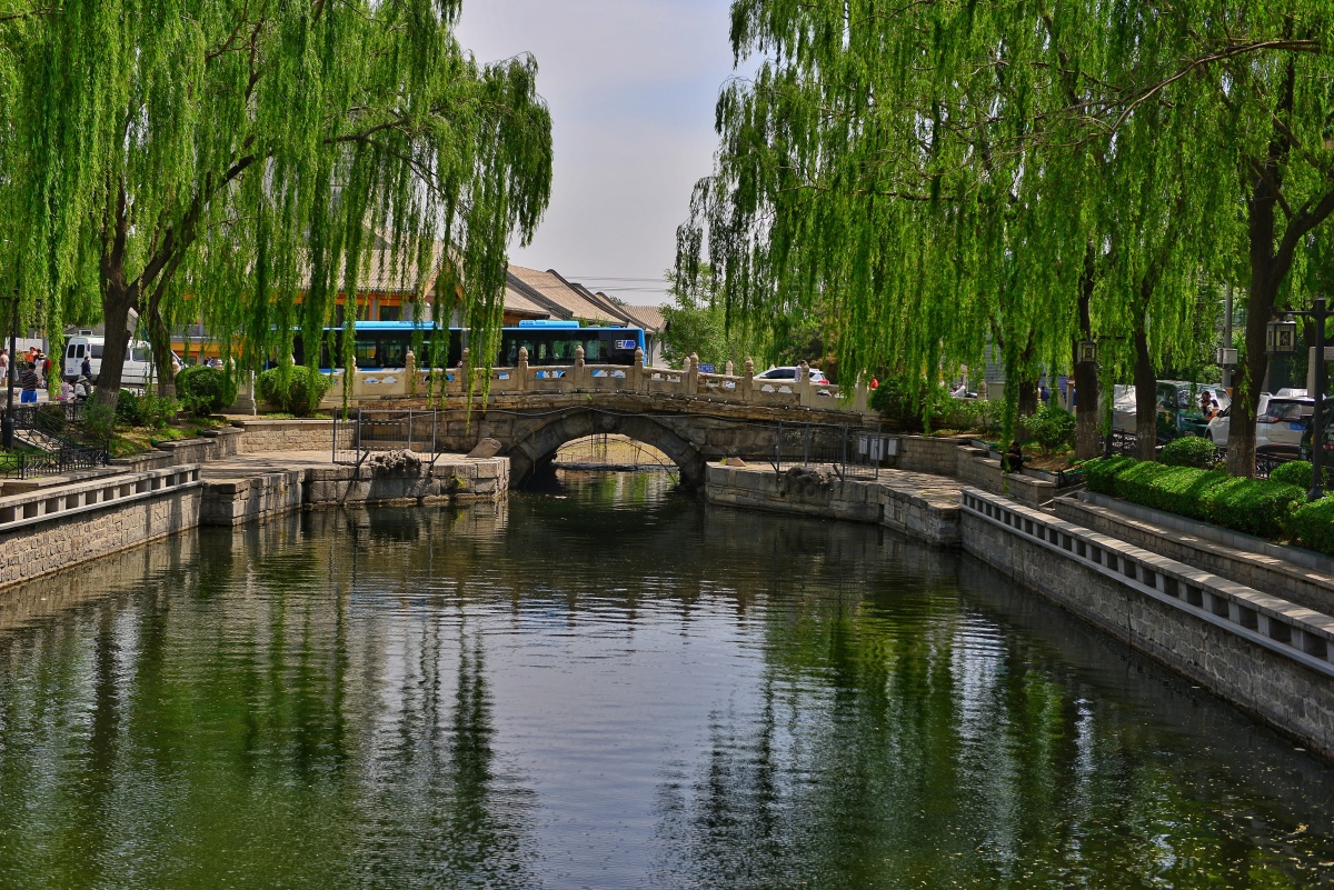 后门桥 后门桥原称万宁桥,位于北京的中轴线上,在地安门以北,鼓楼以南