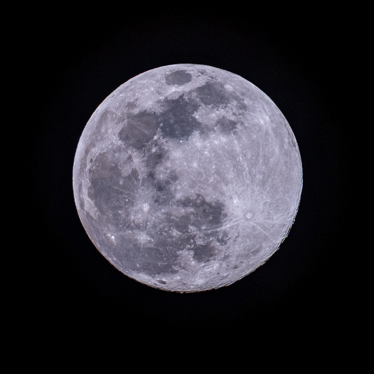 四月份的超级月亮