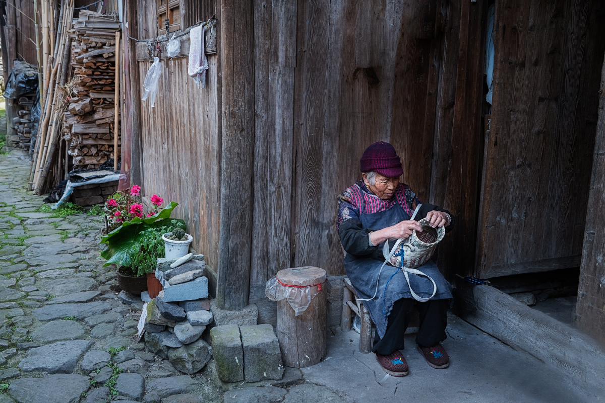 古村老人的日常