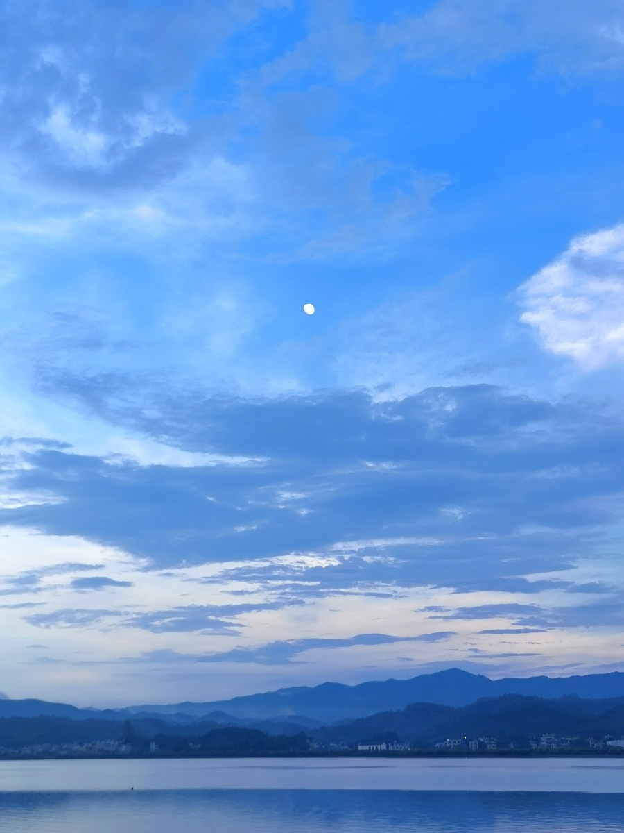 一轮明月当空照