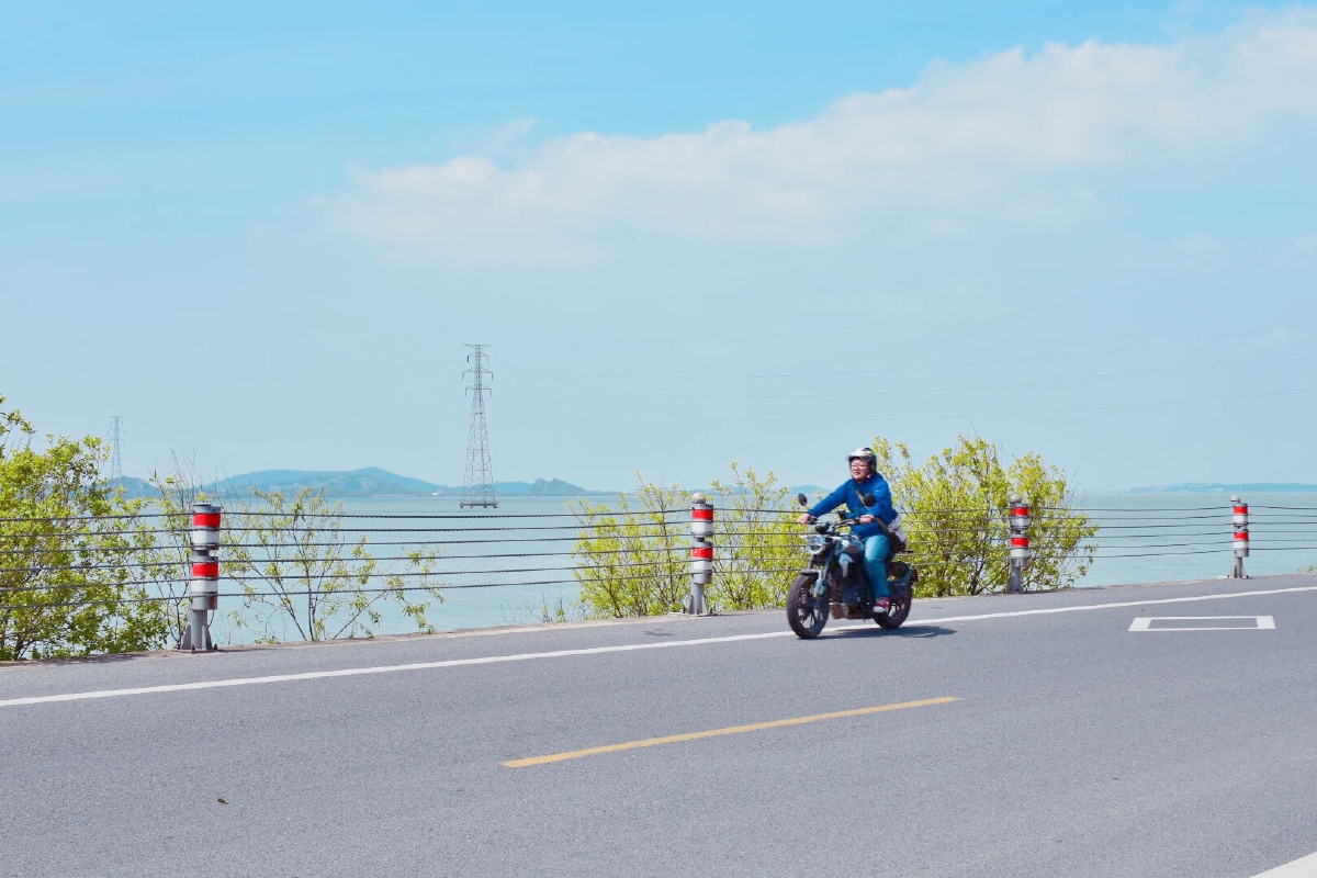苏州小镰仓沐浴在阳光下的太湖湛蓝而清澈