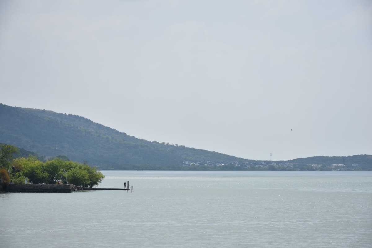 苏州小镰仓沐浴在阳光下的太湖湛蓝而清澈