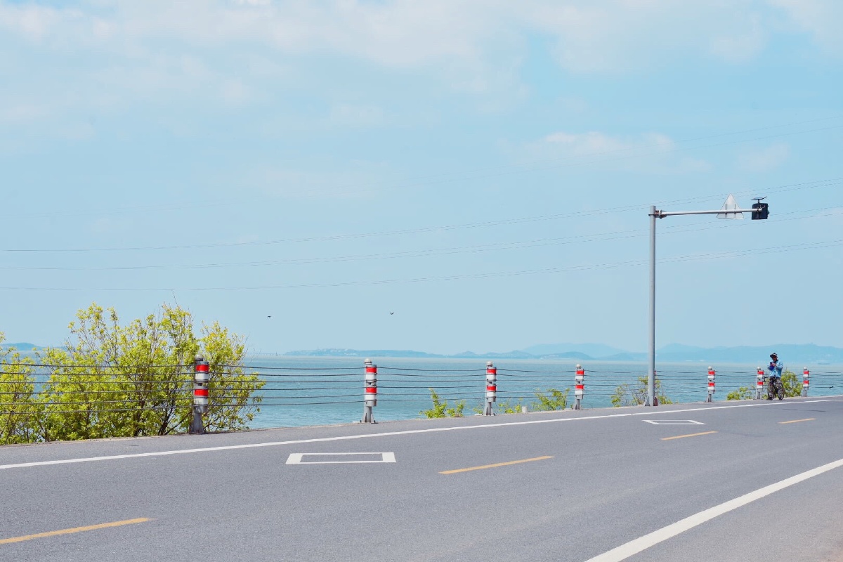 苏州小镰仓沐浴在阳光下的太湖湛蓝而清澈