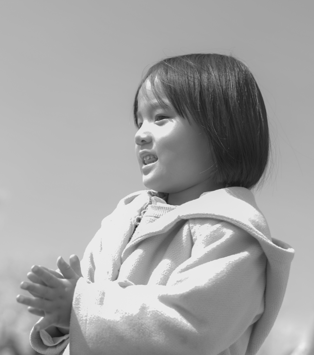 小女孩青涩可爱从小女孩的眼神与表情中我们可以读出孩子对古筝乐器的