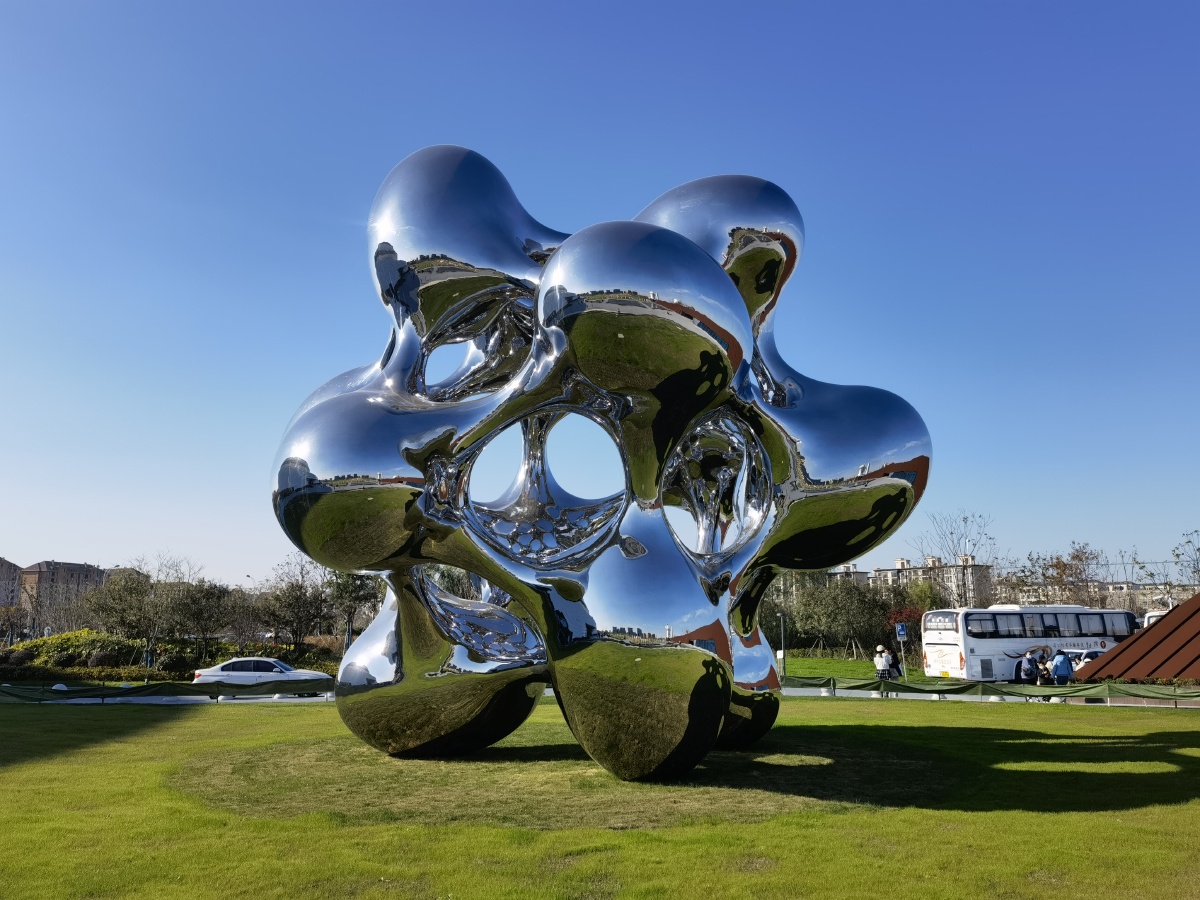 上海天文馆外的科普抽象雕塑 - 创作者158237875561901 - 图虫