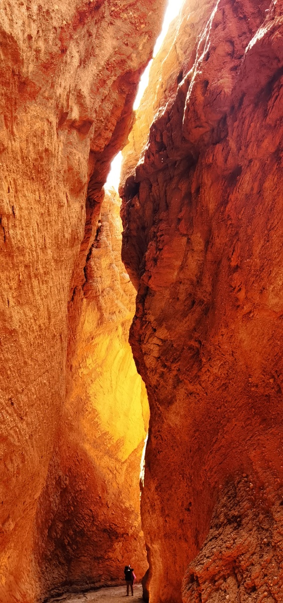 新疆库车天山神秘大峡谷红色的巨大岩石很震撼