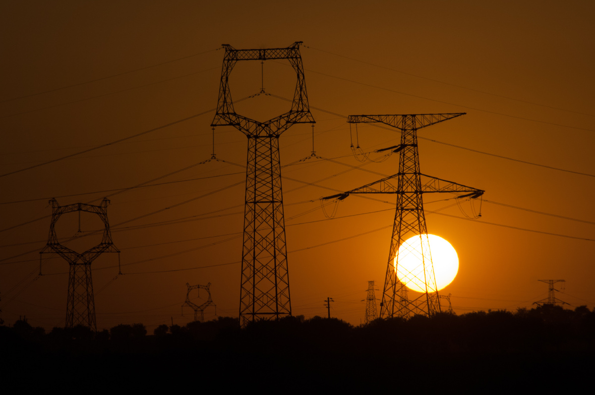 落日余晖下的高压输电塔剪影
