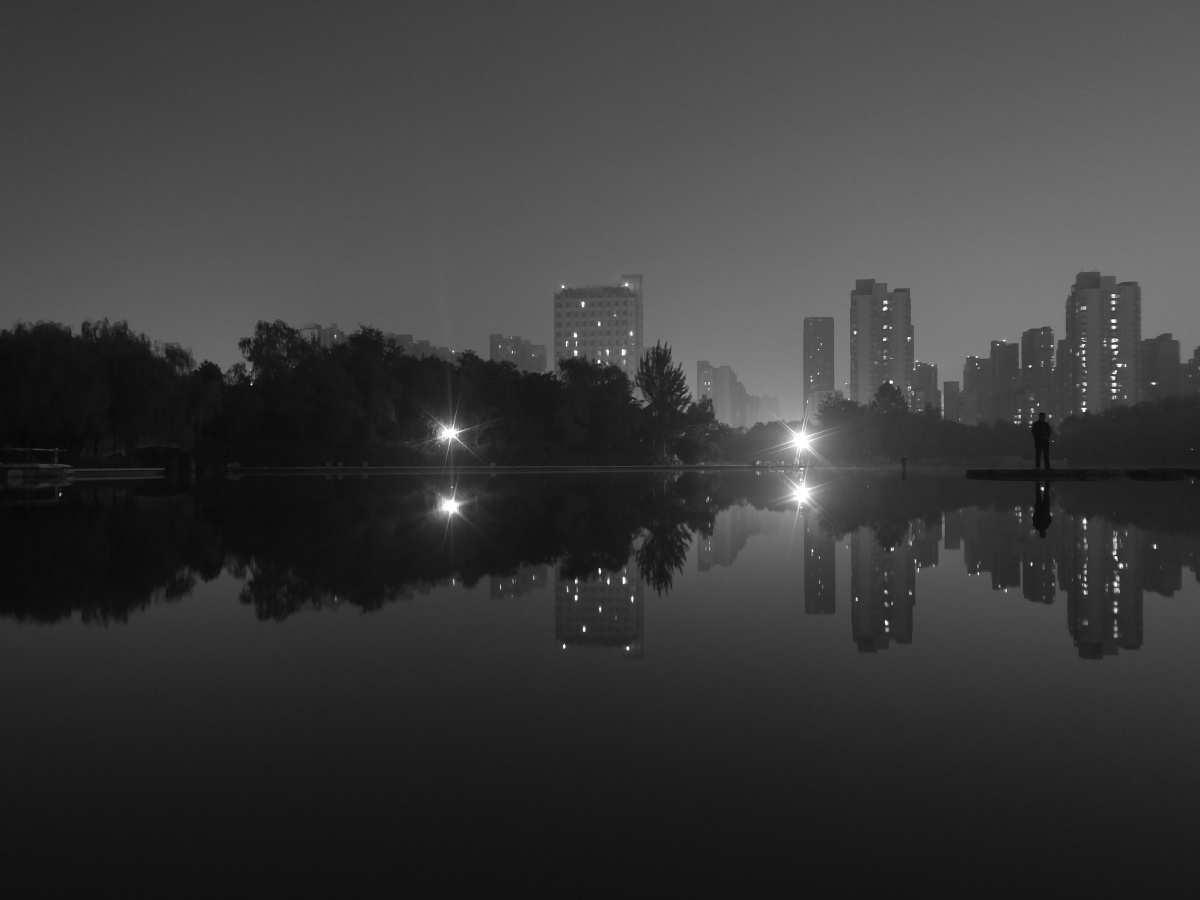 当夜色随波光陷入寂静,眺望着远方的灯火,思念在心底一点点蔓延,每个
