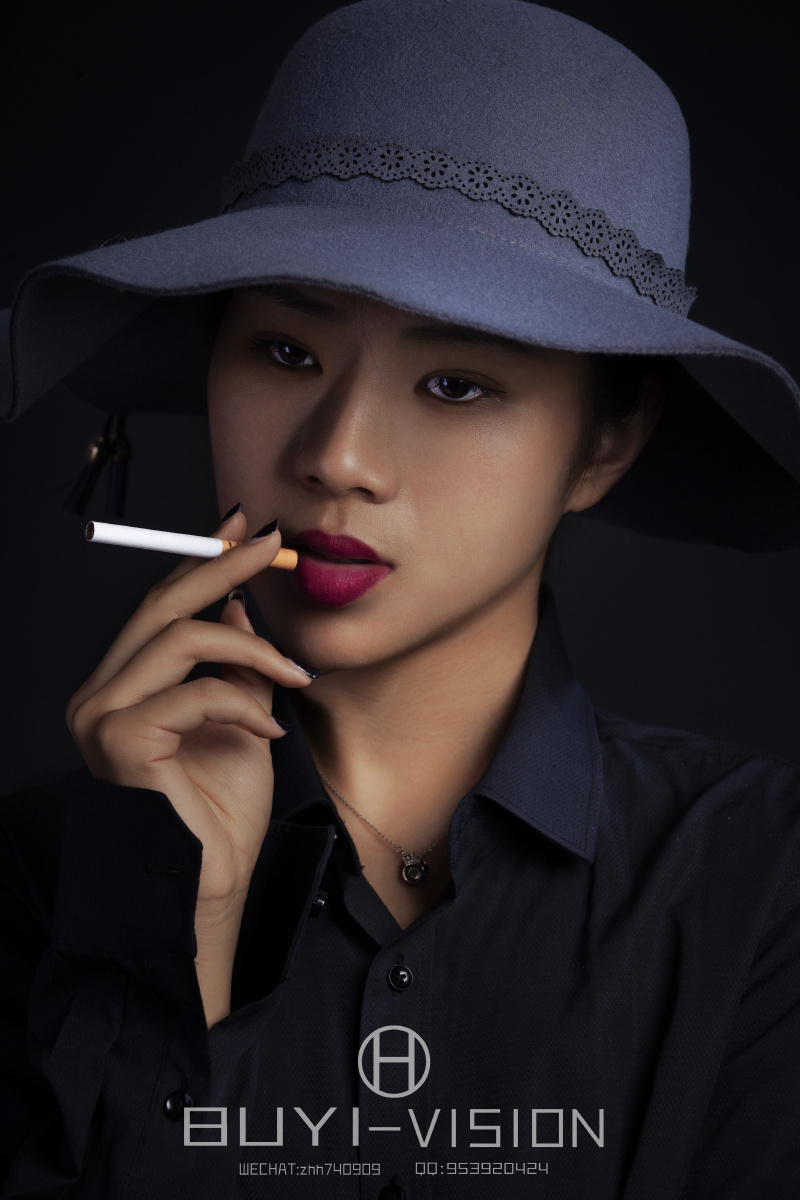 抽烟的女人