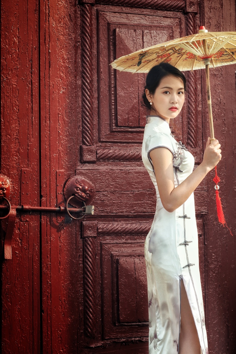 一仰首一抬步一回眸欲语还休的妩媚古典而隐含性感沉静而又魅惑清艳如