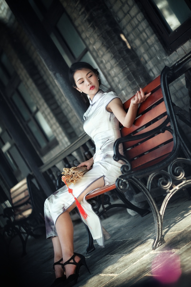 一仰首一抬步一回眸欲语还休的妩媚古典而隐含性感沉静而又魅惑清艳如