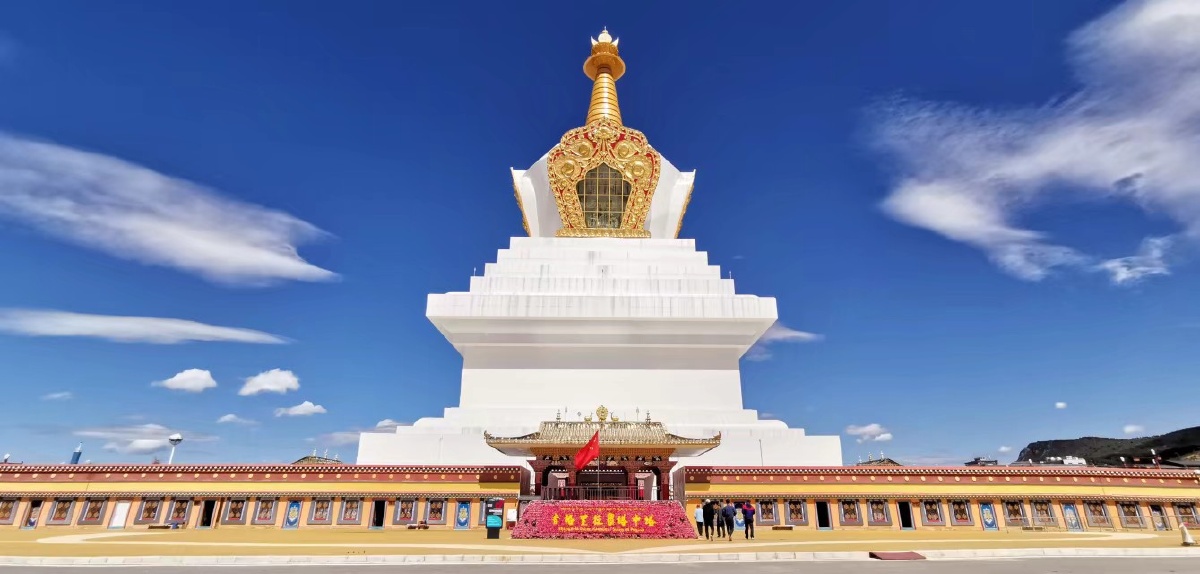 香格里拉的地标建筑—白塔 塔中塔